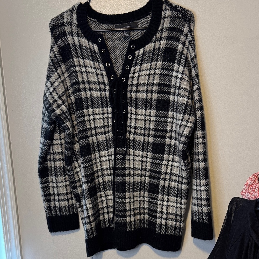 🔴Forever 21 Monochrome Knit Sweater